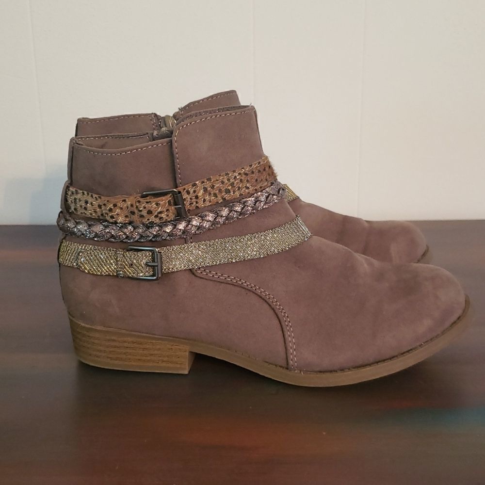 EUC SO Brown Ankle Boots with Glittery "Belt" Accents Sz 5M